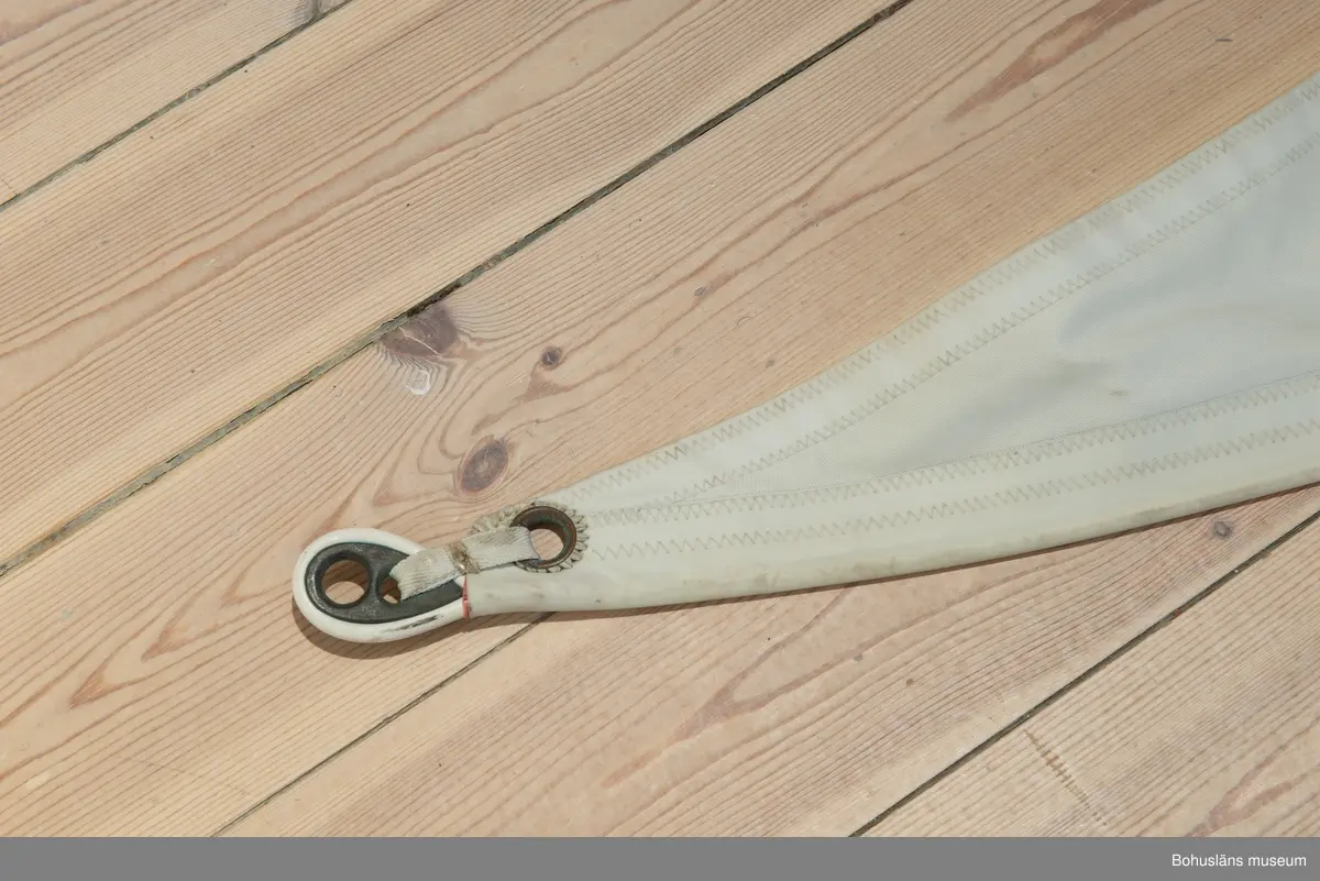 Försegel förvarat i blå segelsäck av dacron.
Märkt Marinex med svart logo.
Sju pistolhakar av brons.
Rostfri ring i skothorn, plastring i fallhorn.

Rostfläckar.