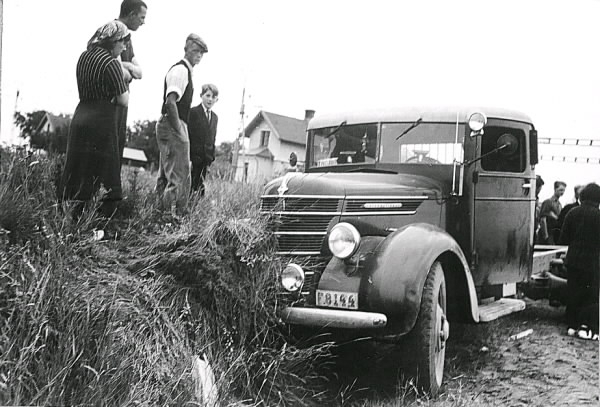 Krock mellan lastbil och tåg vid Jonstaka. Sex bilder, många personer som iakttar föredelsen. Uppgifter i övrigt saknas. Tillhör samlingen med fotokopior från Hallands Nyheter som är från 1930-1940-talen.