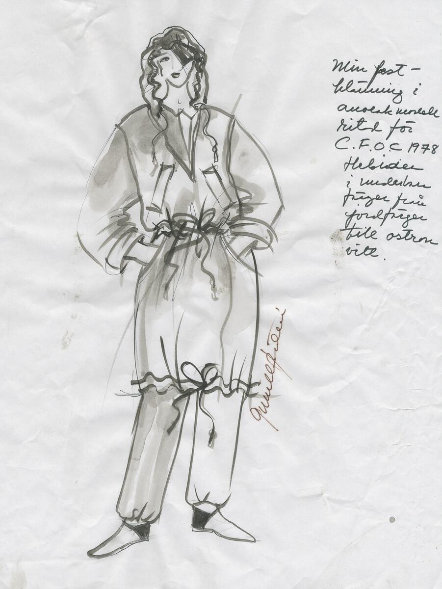 Skissen visar en kvinna iförd en knälång klänning i anorakmodell med dragsko i midjan samt i nederkanten. Klänningen har även snedställda bröstfickor och sidfickor. Till klänningen bär kvinnan långbyxor och kängor. Noteringar.