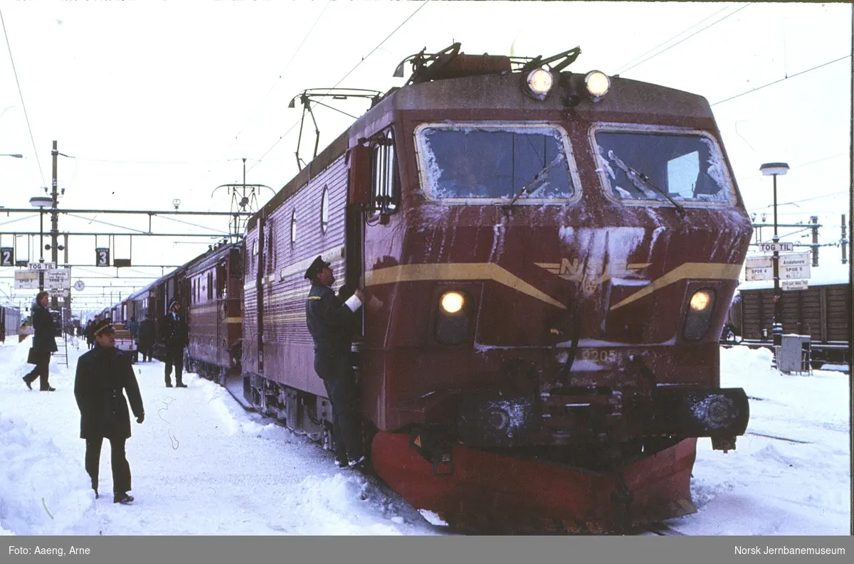 Elektrisk lokomotiv El 16 2205 som ekstra forspannlokomotiv i dagtoget fra Oslo S til Trondheim over Røros, tog 301, på Hamar stasjon