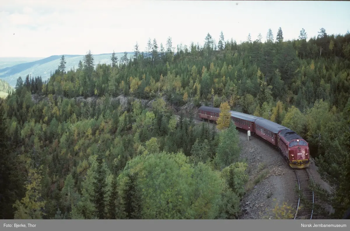 Diesellokomotiv Di 3 631 med tog 281 til Fagernes på Tonsåsen