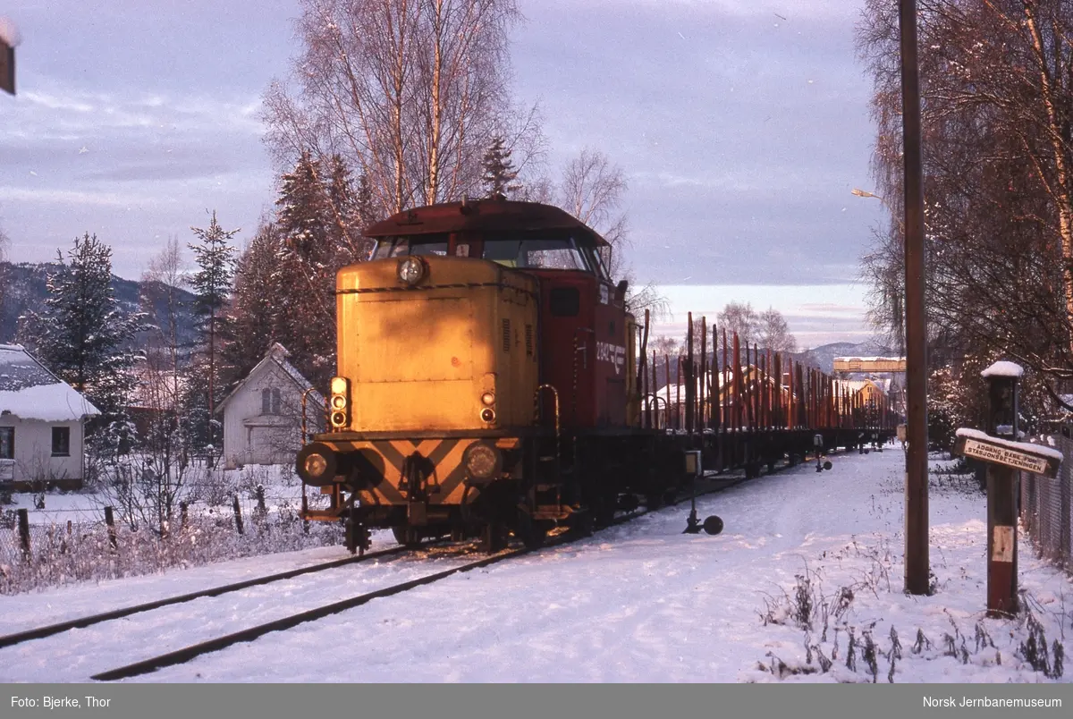 Diesellokomotiv Di 2 847 skifter på Dokka stasjon