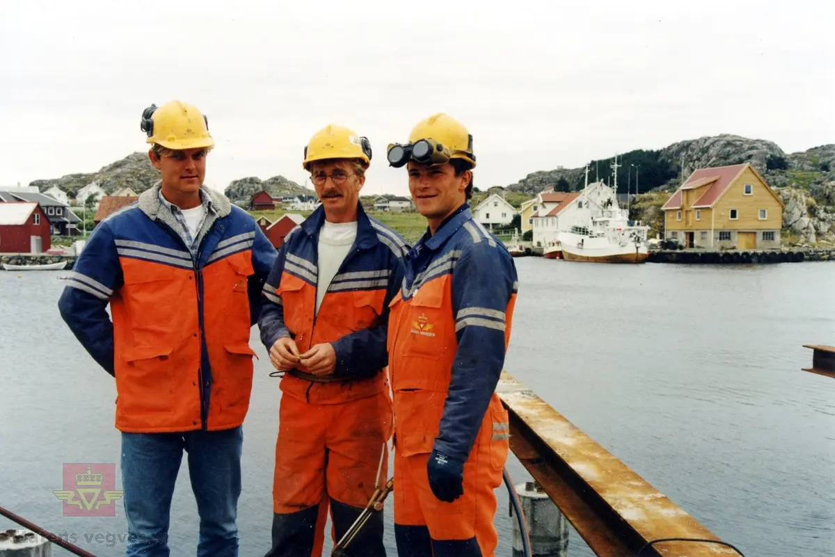 Bygging av nytt ferjeleie i Norevågen på Utsira. 
På bildet Kenneth Roth, Ole Gunnar Tvedt, ukjent.