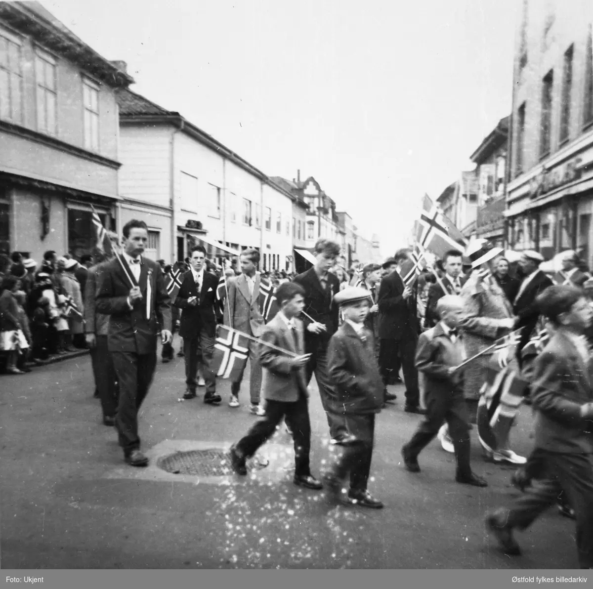 Elever fra Jelsnes skole i 17. mai-tog i Sarpsborg 1959.