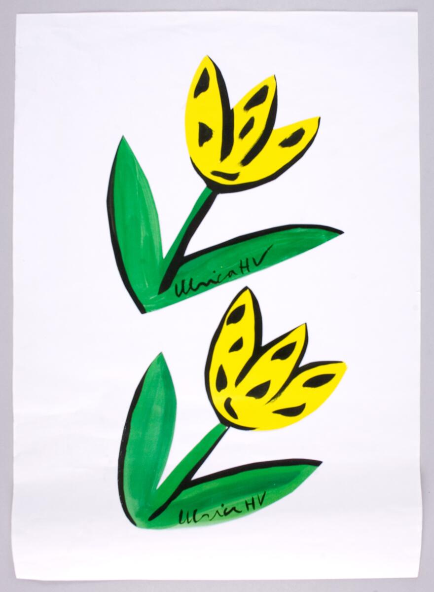 Skisser till brickdekorer av tulpaner och andra blommor i rött, gult, blått, svart. 10 st, 5 st är utklippta.6 st kopior. 6 st olika mallar till brickor. 8 st foton. 3 handlingar med förklaringar.