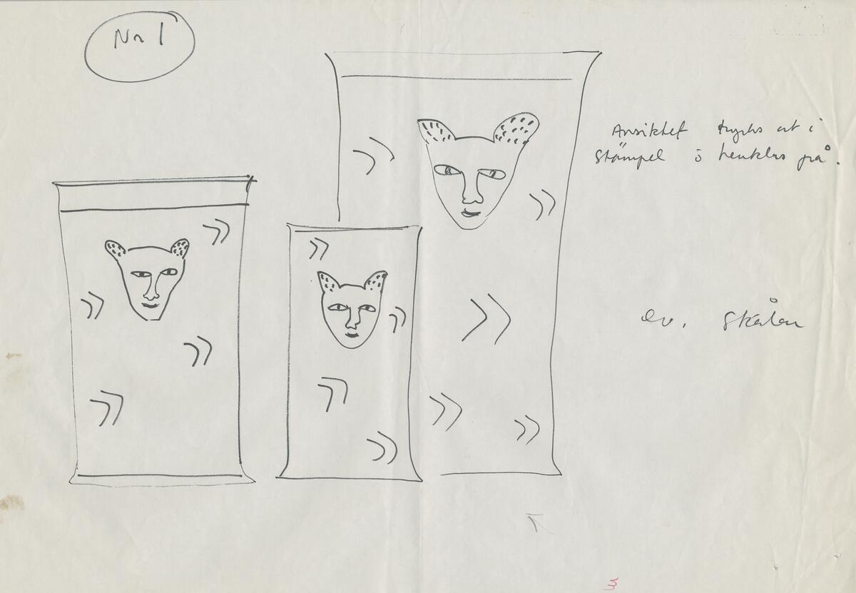 3 skisser till skålar och kannor sedda från sidan som visar på föremålens former. 1 handling med angivelser om färger, dekor, form osv. 1 skiss till tre vaser med djur/kattansikten. 2 dekorskisser till vaser med ormar runt kanterna och en skål med orm runt kanten. 1 skiss till fyrkantiga vaser med ormar som går runt vaserna.