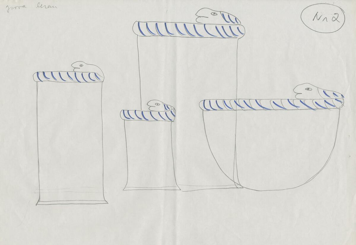 3 skisser till skålar och kannor sedda från sidan som visar på föremålens former. 1 handling med angivelser om färger, dekor, form osv. 1 skiss till tre vaser med djur/kattansikten. 2 dekorskisser till vaser med ormar runt kanterna och en skål med orm runt kanten. 1 skiss till fyrkantiga vaser med ormar som går runt vaserna.