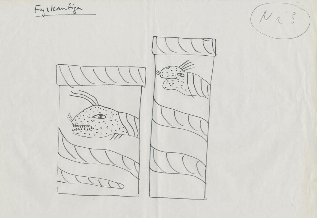 3 skisser till skålar och kannor sedda från sidan som visar på föremålens former. 1 handling med angivelser om färger, dekor, form osv. 1 skiss till tre vaser med djur/kattansikten. 2 dekorskisser till vaser med ormar runt kanterna och en skål med orm runt kanten. 1 skiss till fyrkantiga vaser med ormar som går runt vaserna.