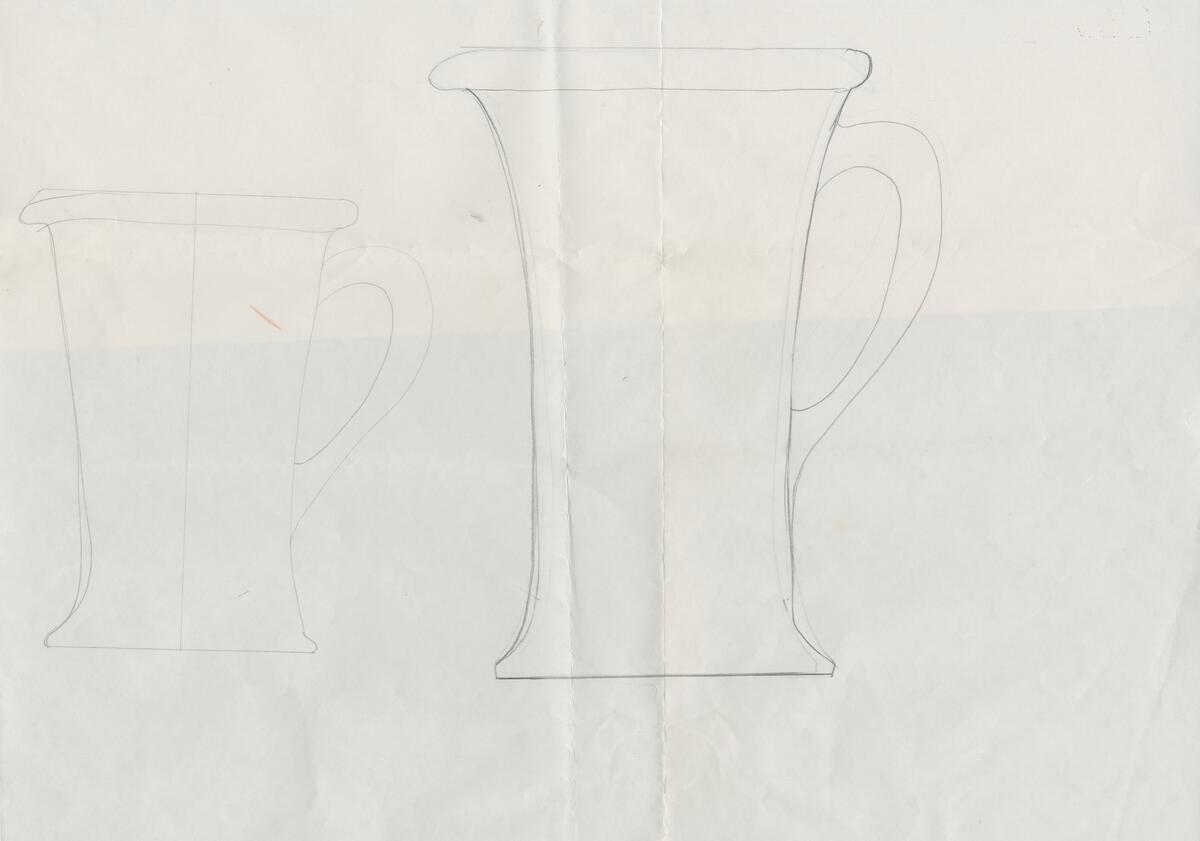 3 skisser till skålar och kannor sedda från sidan som visar på föremålens former. 1 handling med angivelser om färger, dekor, form osv. 1 skiss till tre vaser med djur/kattansikten. 2 dekorskisser till vaser med ormar runt kanterna och en skål med orm runt kanten. 1 skiss till fyrkantiga vaser med ormar som går runt vaserna.