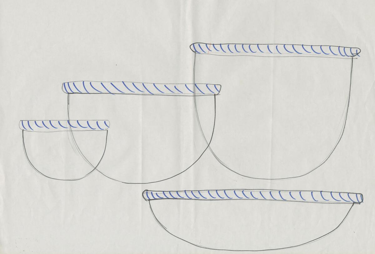 3 skisser till skålar och kannor sedda från sidan som visar på föremålens former. 1 handling med angivelser om färger, dekor, form osv. 1 skiss till tre vaser med djur/kattansikten. 2 dekorskisser till vaser med ormar runt kanterna och en skål med orm runt kanten. 1 skiss till fyrkantiga vaser med ormar som går runt vaserna.