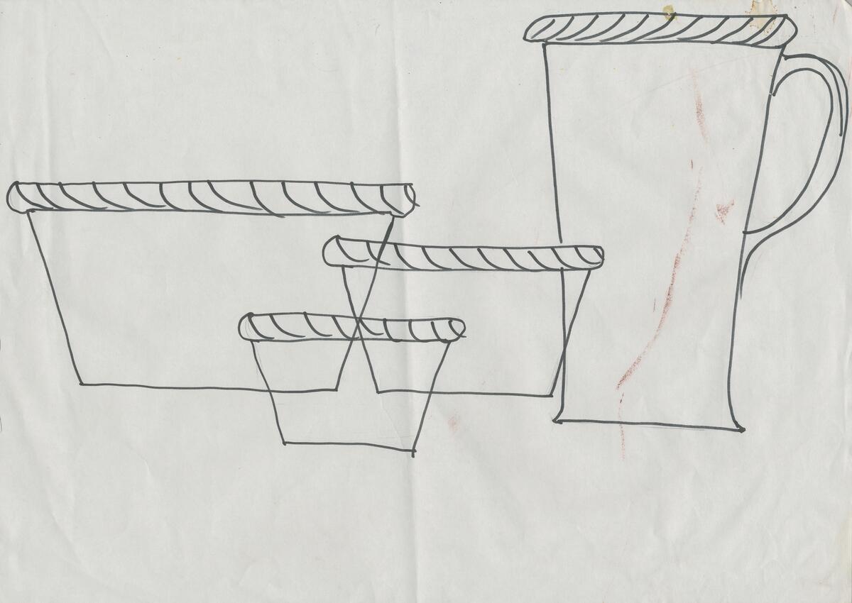 3 skisser till skålar och kannor sedda från sidan som visar på föremålens former. 1 handling med angivelser om färger, dekor, form osv. 1 skiss till tre vaser med djur/kattansikten. 2 dekorskisser till vaser med ormar runt kanterna och en skål med orm runt kanten. 1 skiss till fyrkantiga vaser med ormar som går runt vaserna.