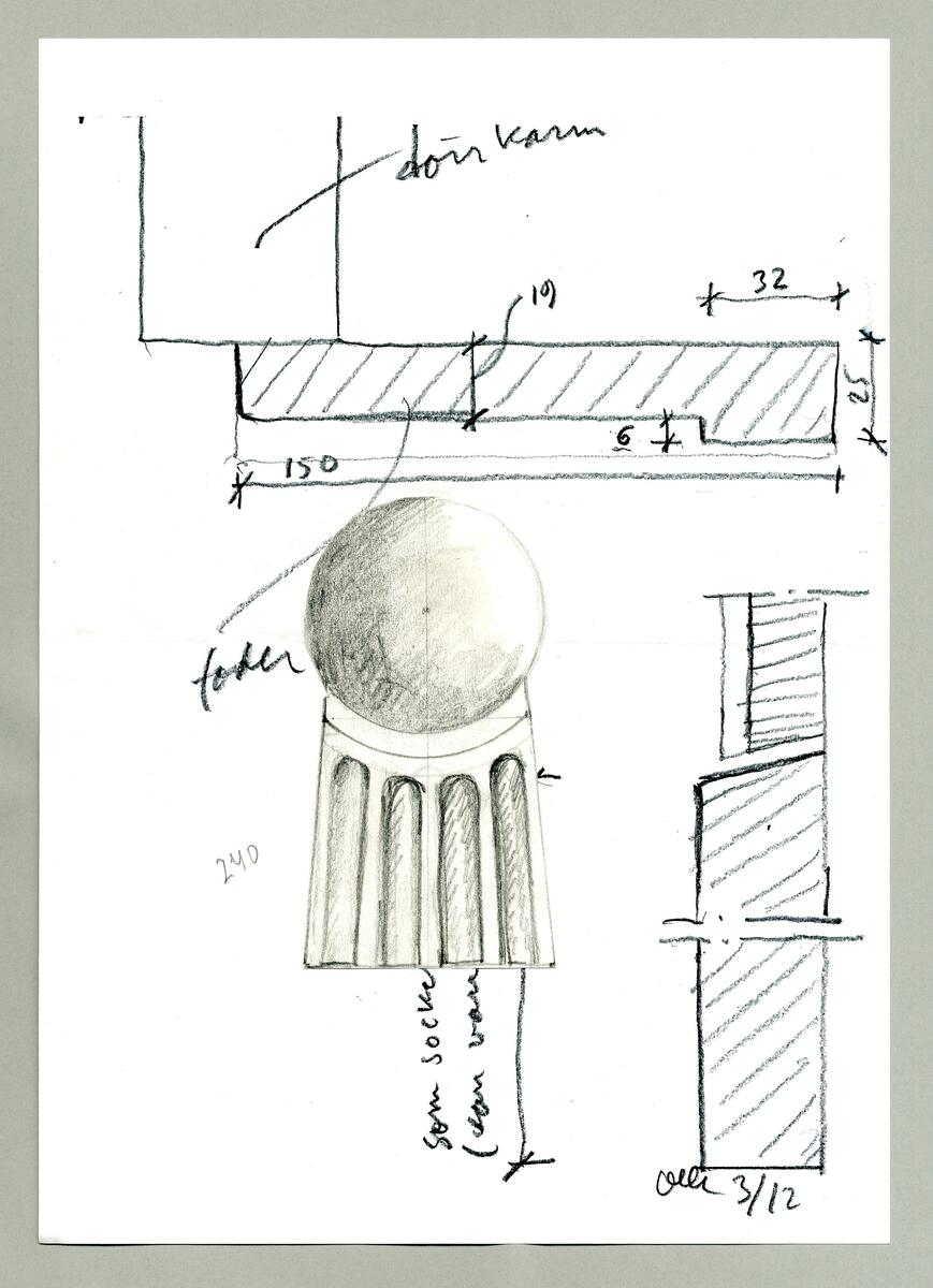 Dörr med ett litet fönster, 1 båge ovanför fönstret, sockel mm.