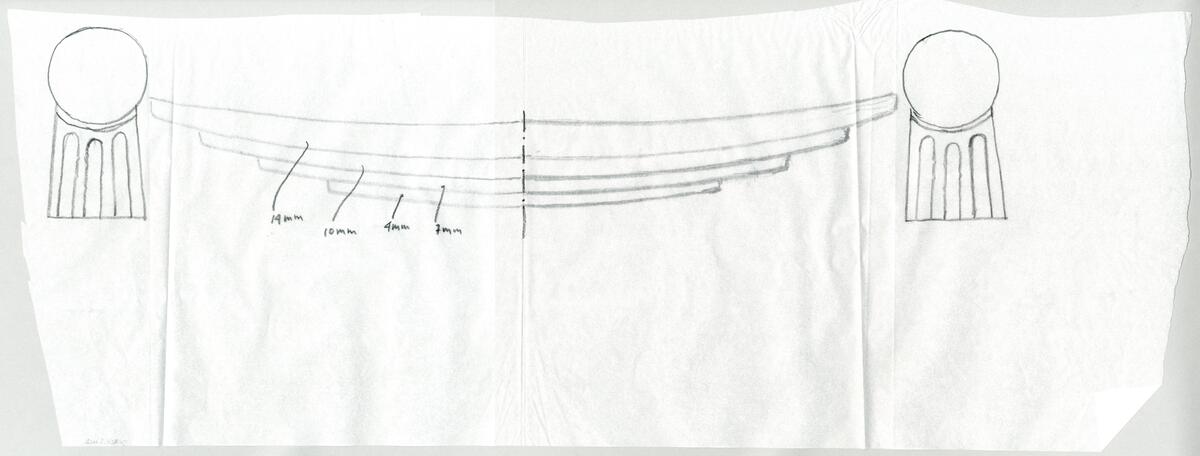 Dörr med ett litet fönster, 1 båge ovanför fönstret, sockel mm.