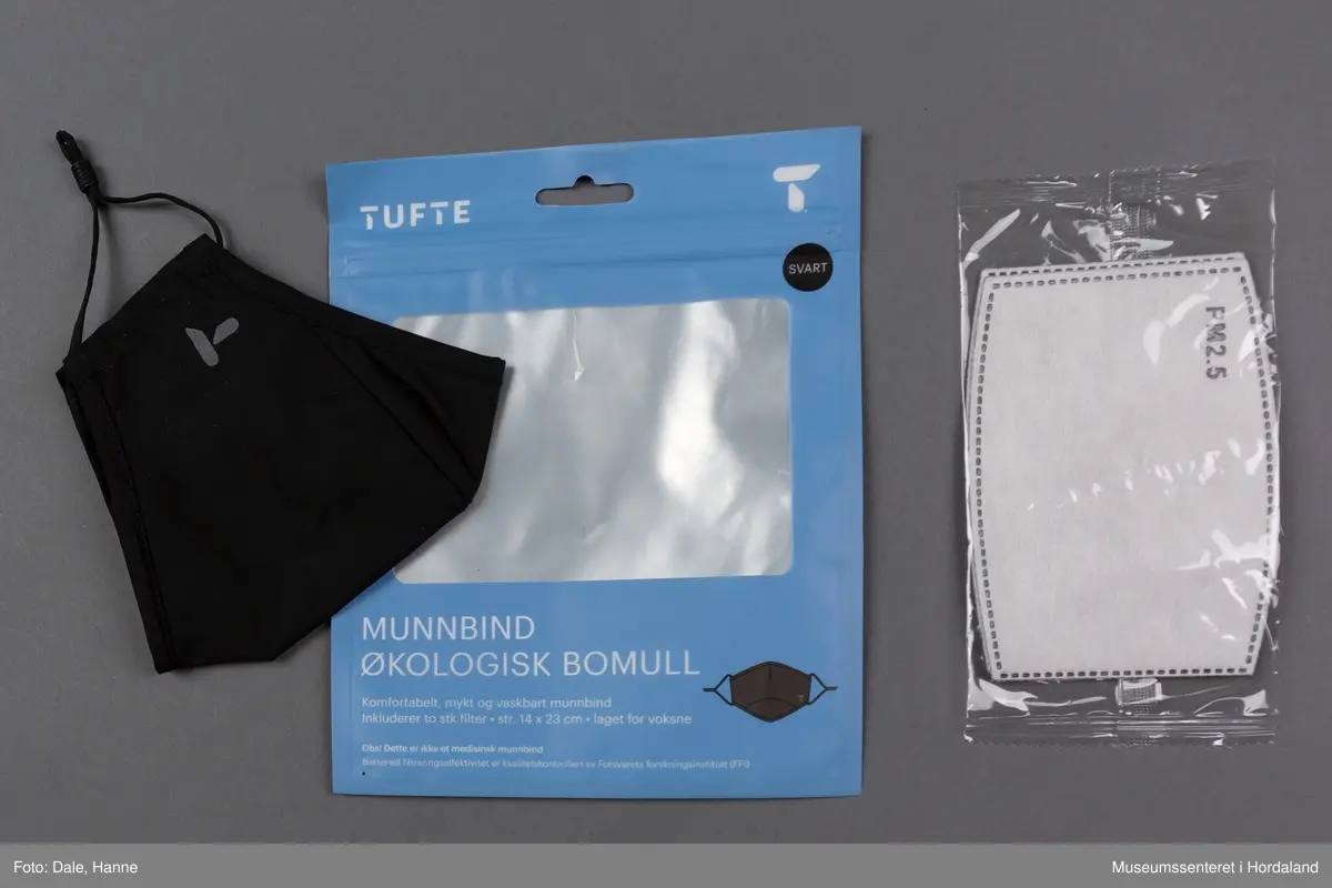 Tufte munnbind i økologisk bomull. Vaskbart, svart munnbind med to utskiftbare filter.