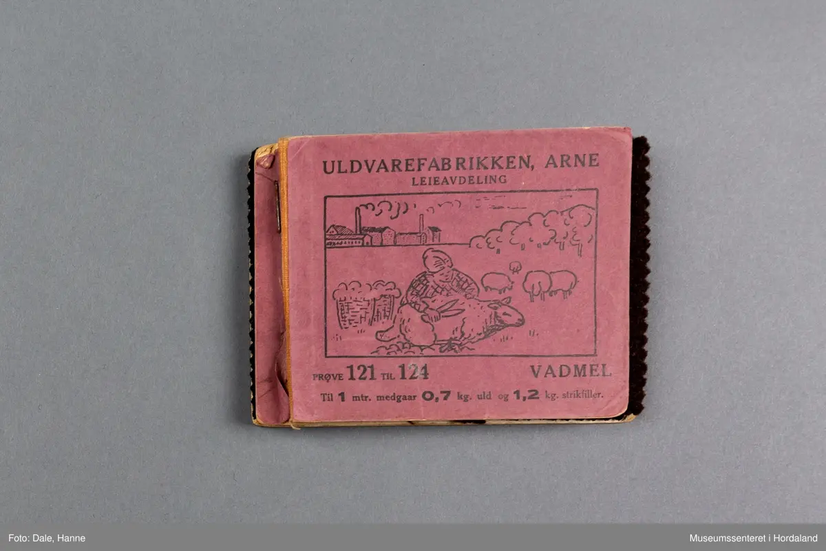 Mappe med rektangulære stoffprøver av vevd ullstoff. Dette er prøver på vadmelsstoff frå leigespinning/vevingsavdelinga ved fabrikken.