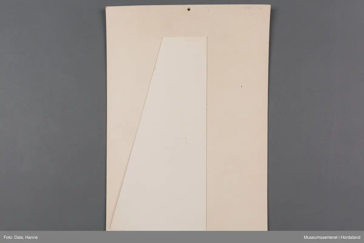 Kvinne kledd i underskjørt, reklametekst.