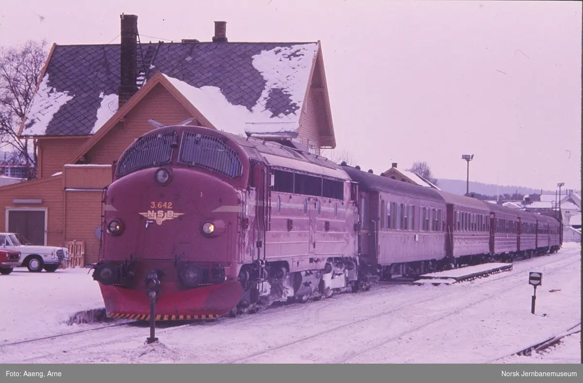 Diesellokomotiv Di 3 med dagtoget fra Oslo S til Trondheim , tog 301, på Tynset stasjon