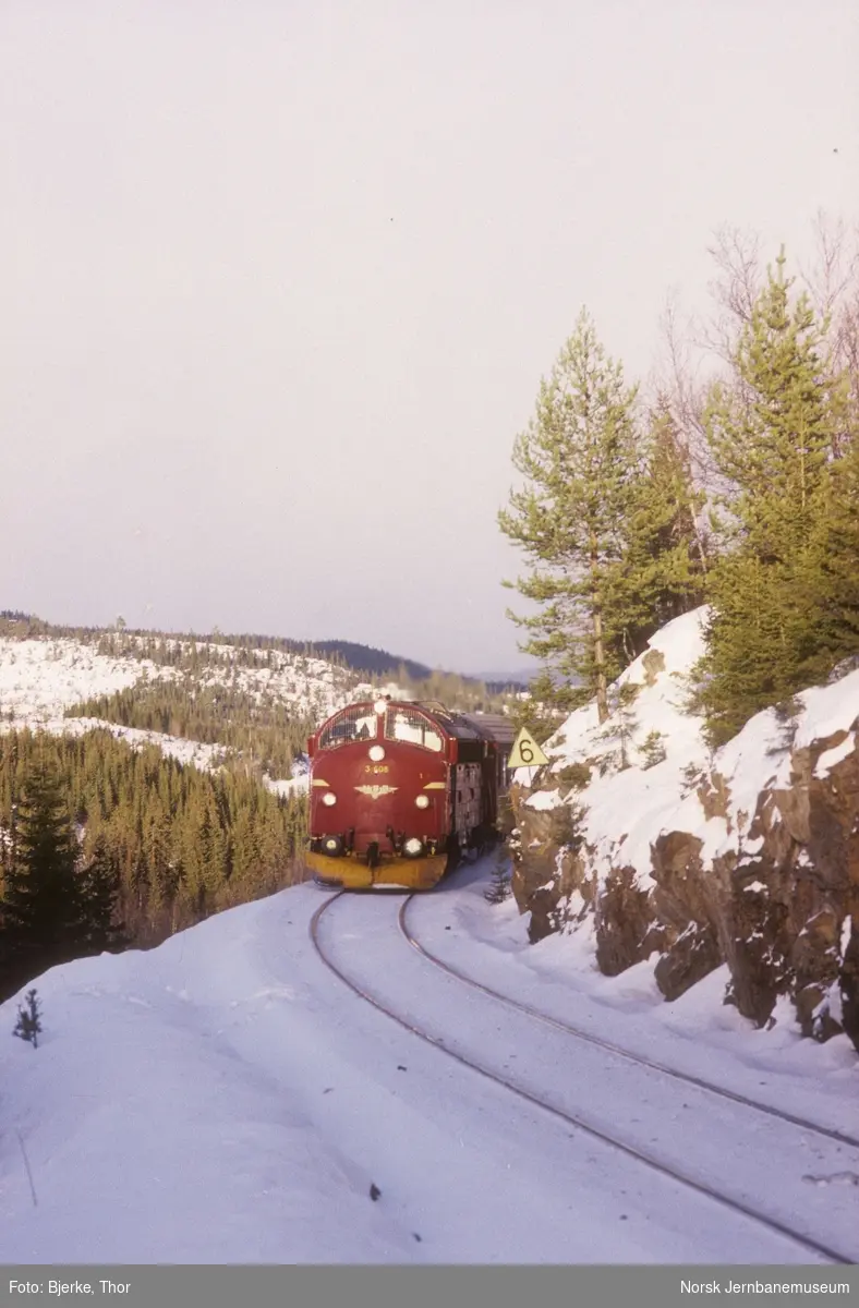 Diesellokomotiv Di 3 608 med tog 281 Oslo-Fagernes ved Tonsåsen