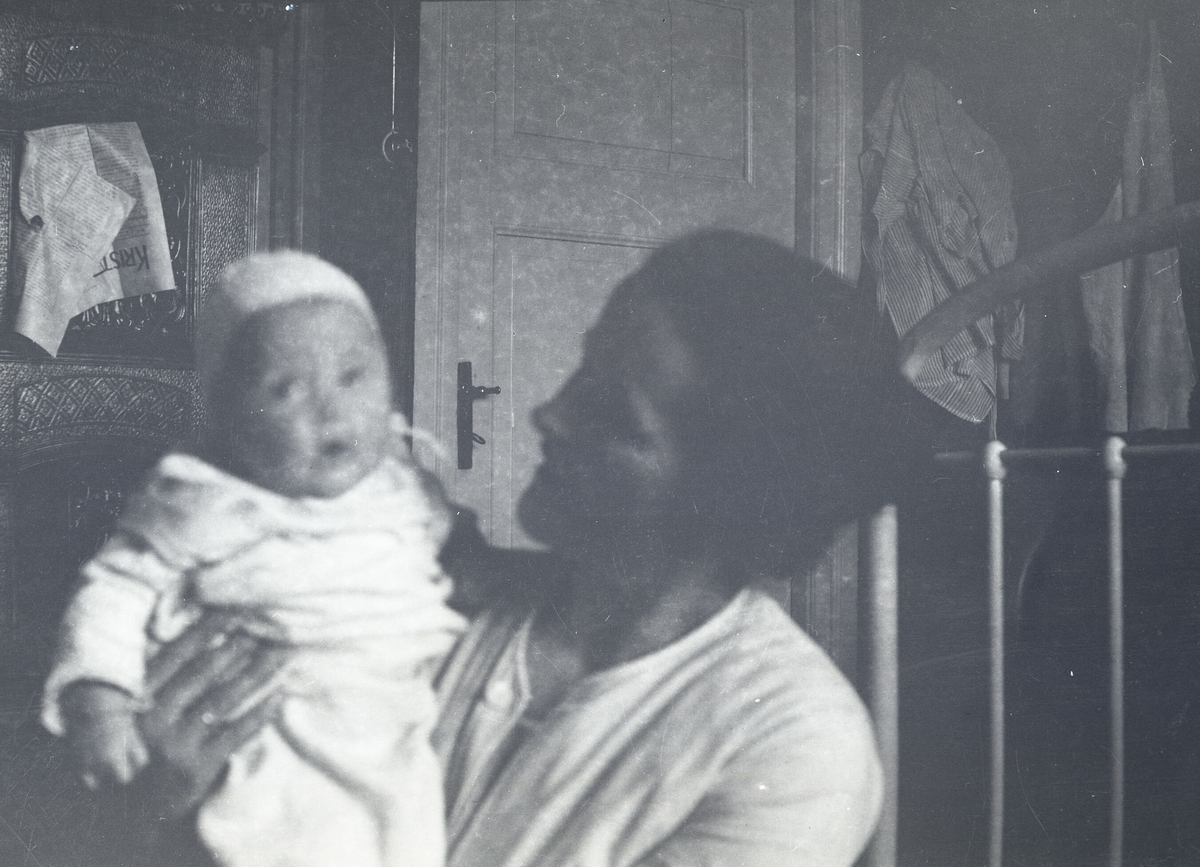 Ulike bilde av Astrid Margrethe Terjesen med dotter Tordis.  Alle bilda er frå Tordis var spebarn og lita jente.  