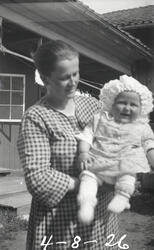 Astrid Margrethe Terjesen med dotter Tordis som lita jente. 