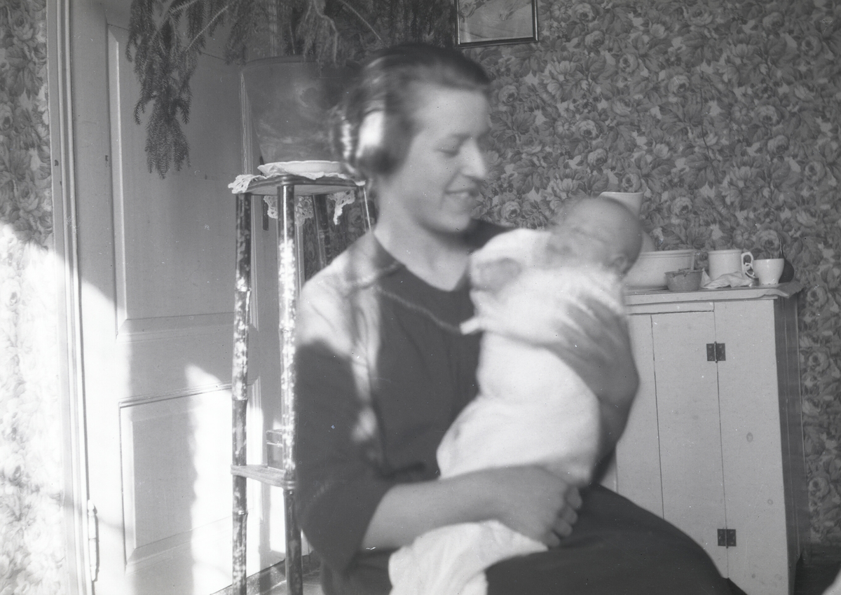 Ulike bilde av Astrid Margrethe Terjesen med dotter Tordis.  Alle bilda er frå Tordis var spebarn og lita jente.  