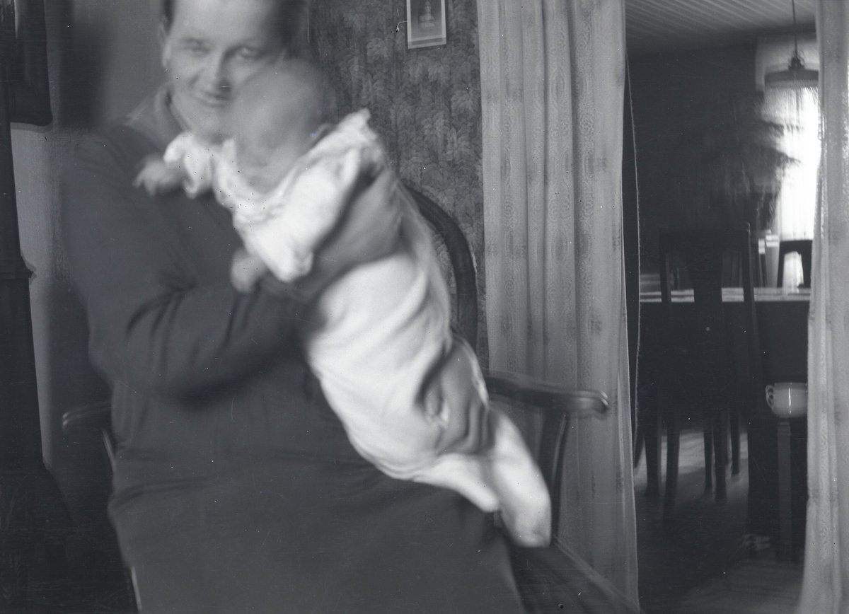 Ulike bilde av Astrid Margrethe Terjesen med dotter Tordis.  Alle bilda er frå Tordis var spebarn og lita jente.  