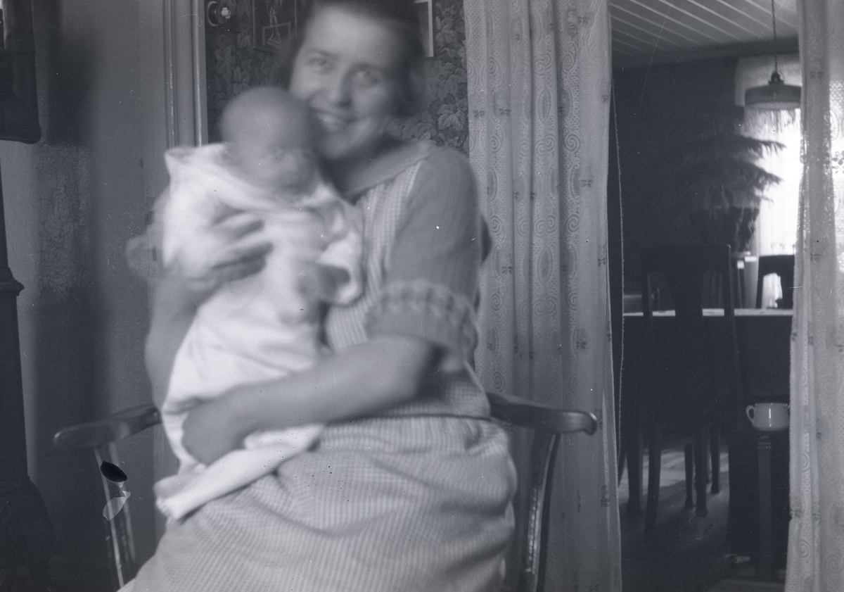 Ulike bilde av Astrid Margrethe Terjesen med dotter Tordis.  Alle bilda er frå Tordis var spebarn og lita jente.  