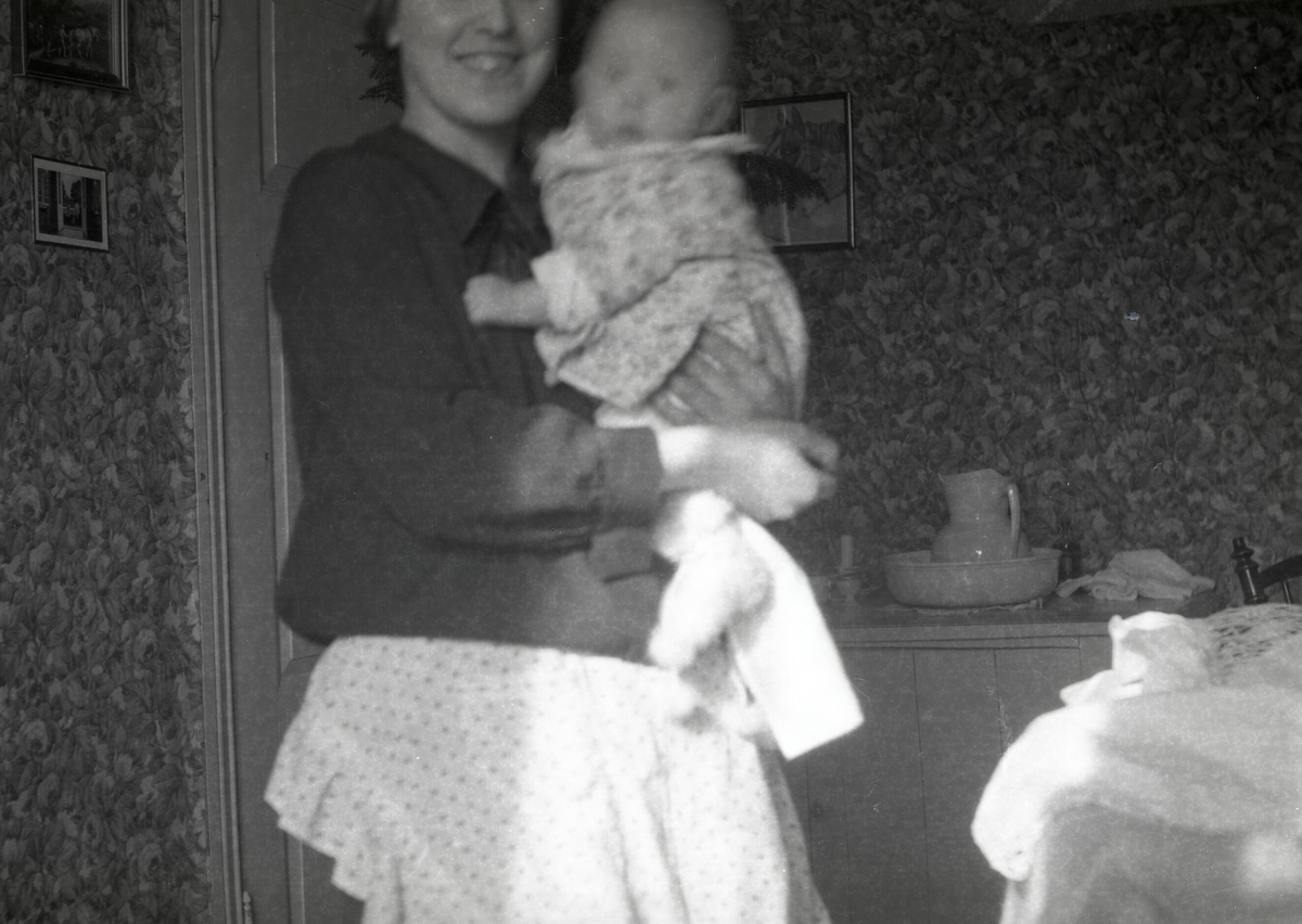 Ulike bilde av Astrid Margrethe Terjesen med dotter Tordis.  Alle bilda er frå Tordis var spebarn og lita jente.  