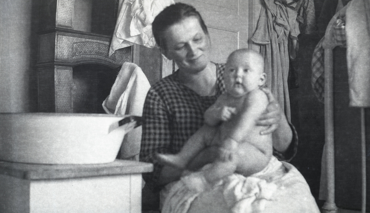 Ulike bilde av Astrid Margrethe Terjesen med dotter Tordis.  Alle bilda er frå Tordis var spebarn og lita jente.  