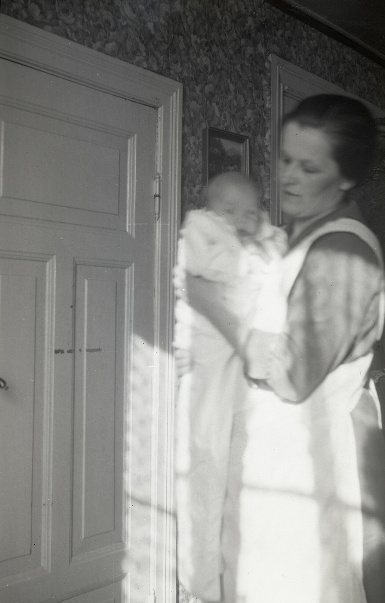 Ulike bilde av Astrid Margrethe Terjesen med dotter Tordis.  Alle bilda er frå Tordis var spebarn og lita jente.  