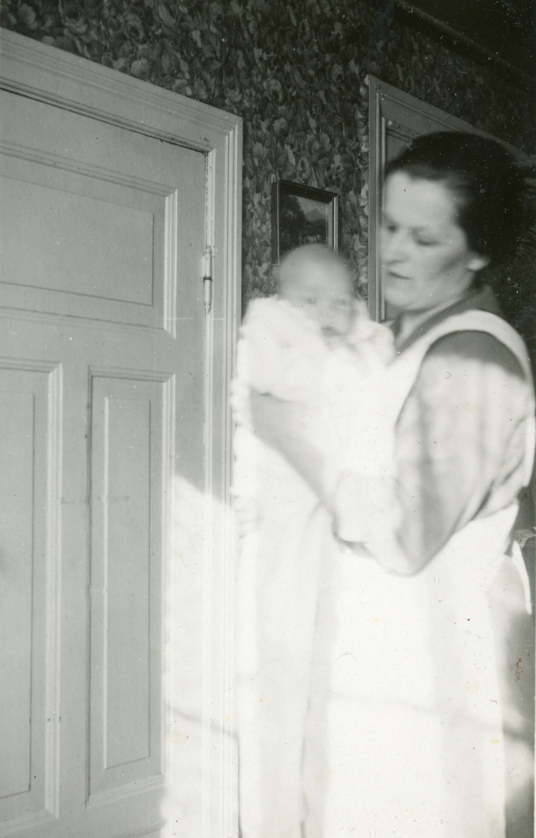 Ulike bilde av Astrid Margrethe Terjesen med dotter Tordis.  Alle bilda er frå Tordis var spebarn og lita jente.  