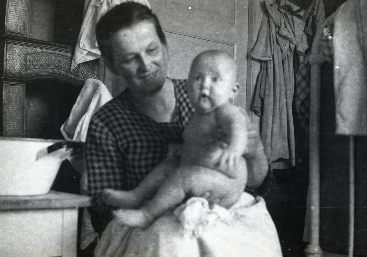 Ulike bilde av Astrid Margrethe Terjesen med dotter Tordis.  Alle bilda er frå Tordis var spebarn og lita jente.  