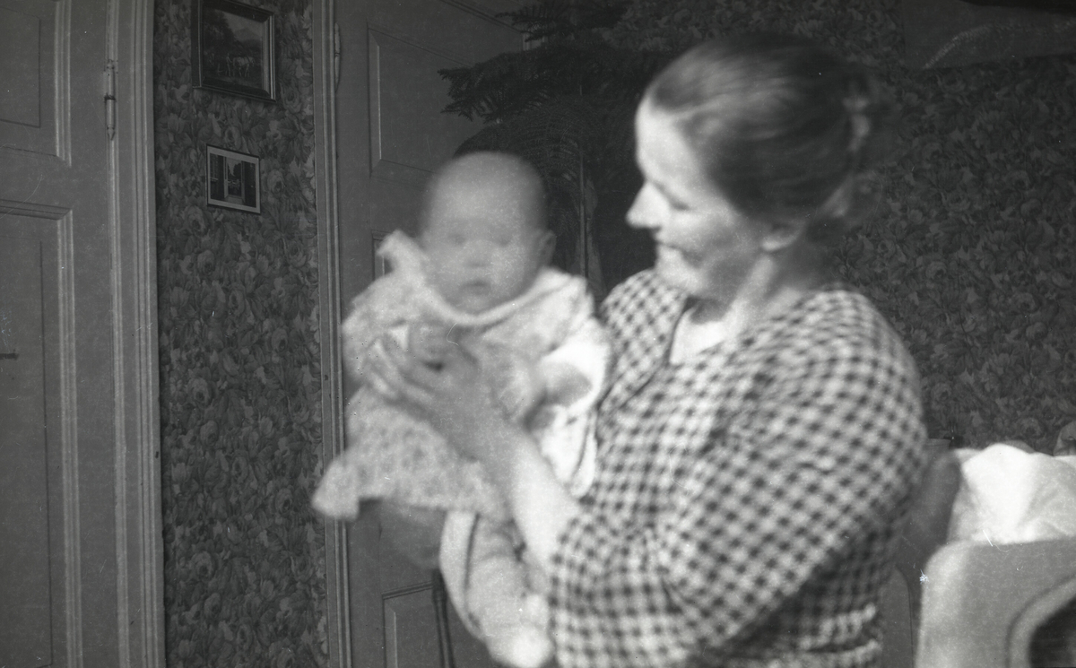 Ulike bilde av Astrid Margrethe Terjesen med dotter Tordis.  Alle bilda er frå Tordis var spebarn og lita jente.  