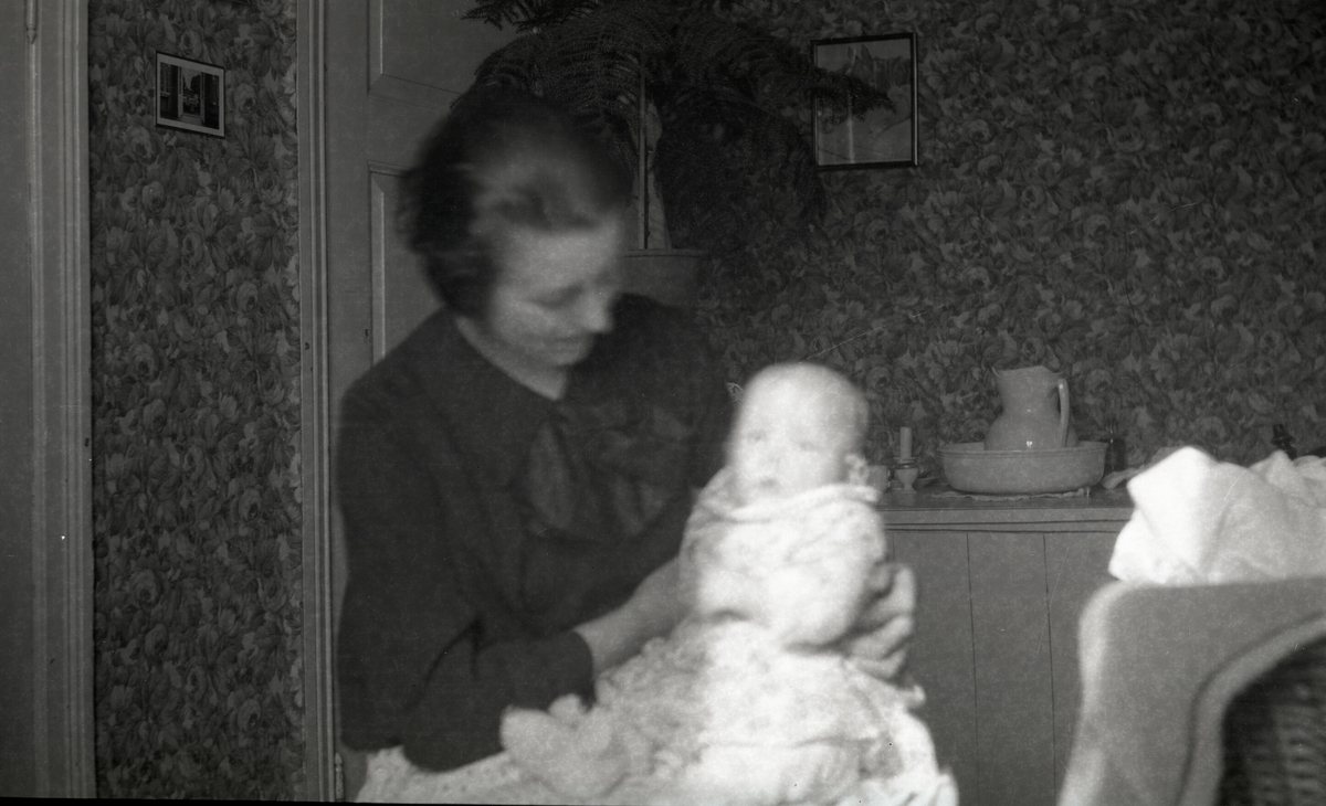 Ulike bilde av Astrid Margrethe Terjesen med dotter Tordis.  Alle bilda er frå Tordis var spebarn og lita jente.  