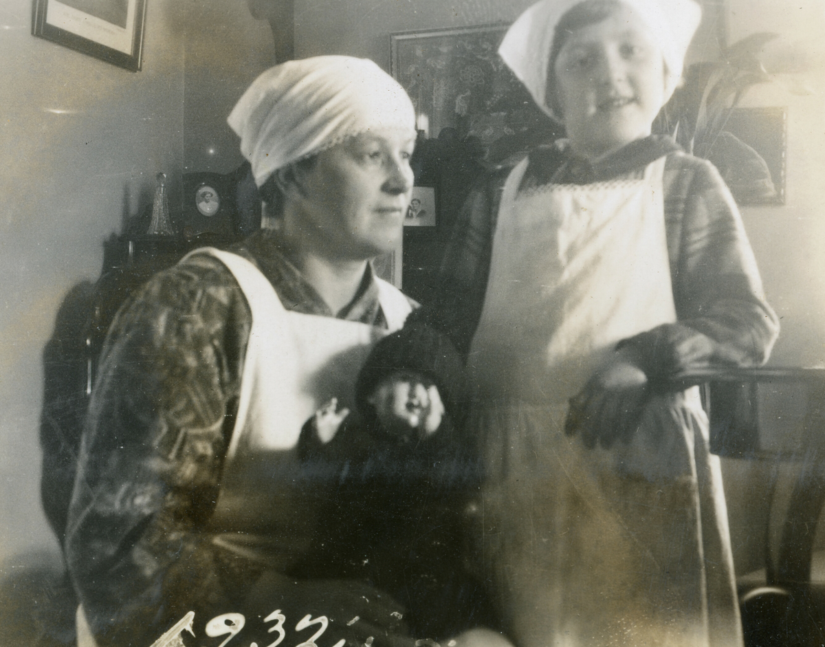 Ulike bilde av Astrid Margrethe Terjesen med dotter Tordis.  Alle bilda er frå Tordis var spebarn og lita jente.  