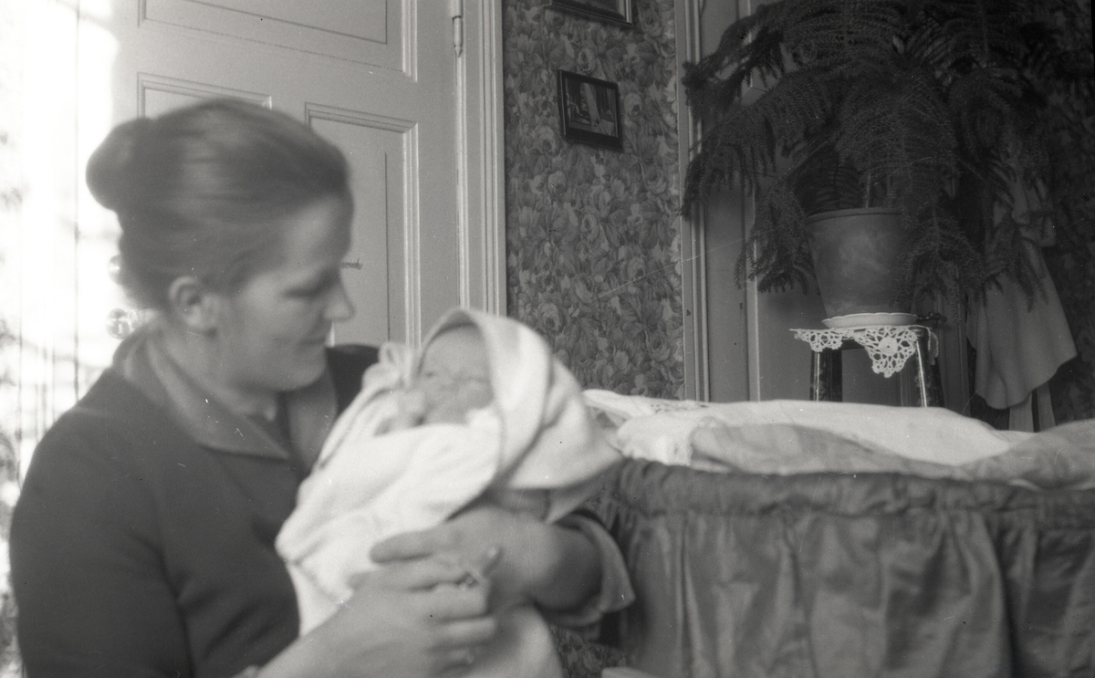 Ulike bilde av Astrid Margrethe Terjesen med dotter Tordis.  Alle bilda er frå Tordis var spebarn og lita jente.  