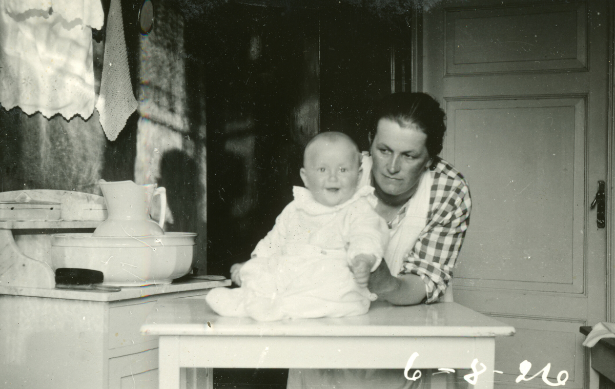 Ulike bilde av Astrid Margrethe Terjesen med dotter Tordis.  Alle bilda er frå Tordis var spebarn og lita jente.  