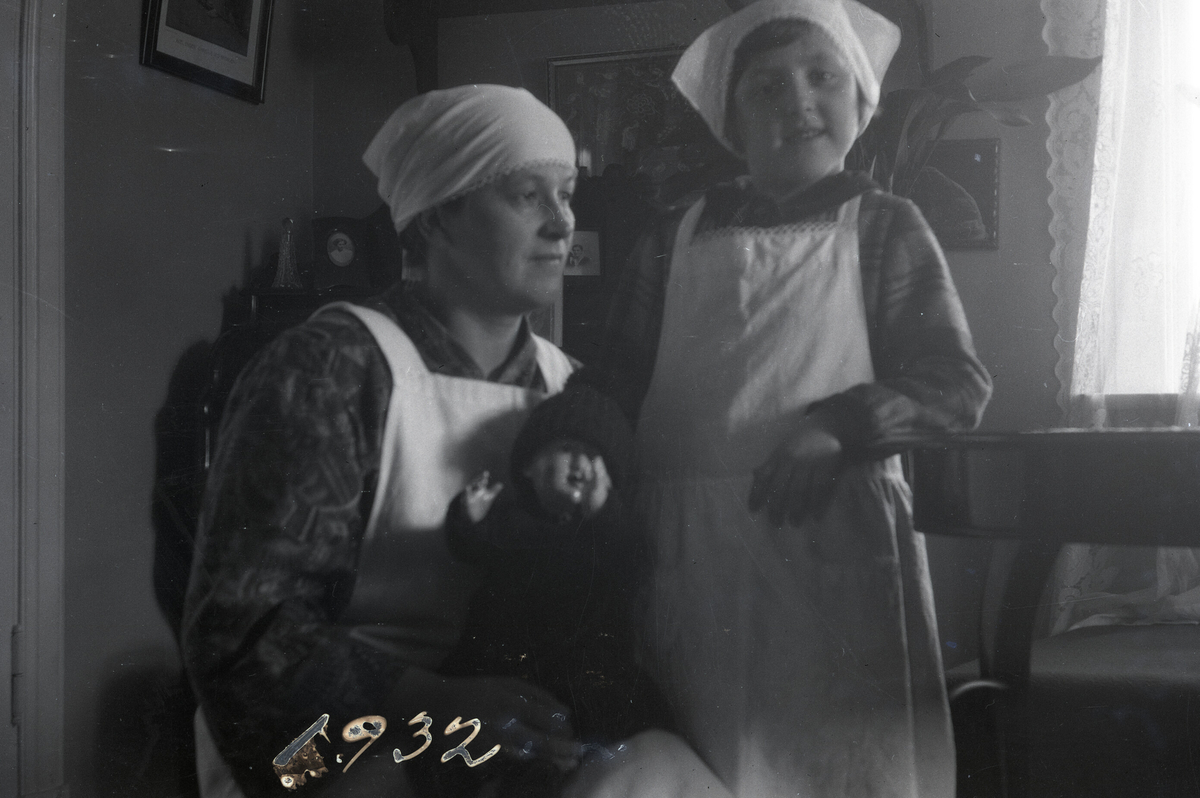 Ulike bilde av Astrid Margrethe Terjesen med dotter Tordis.  Alle bilda er frå Tordis var spebarn og lita jente.  