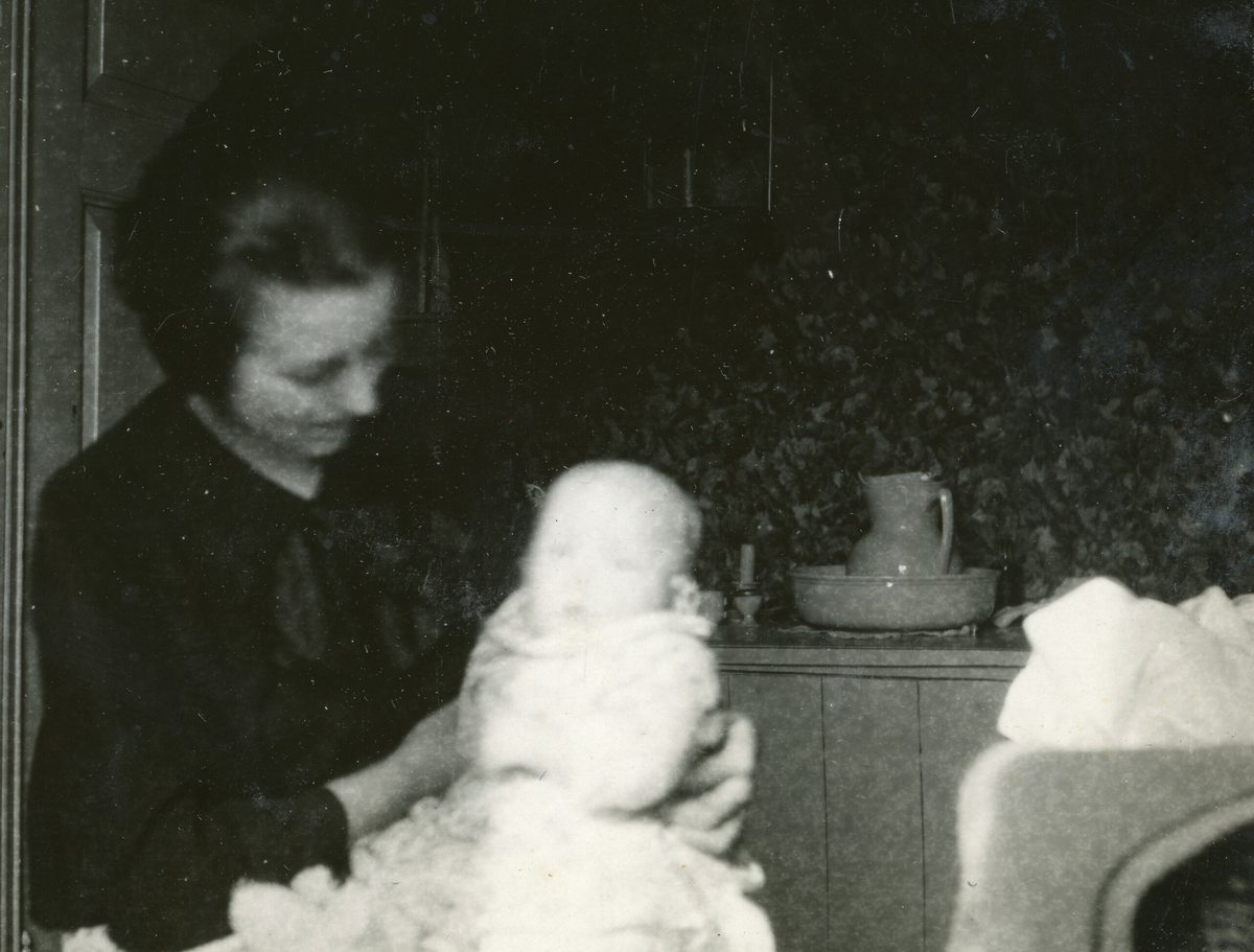 Ulike bilde av Astrid Margrethe Terjesen med dotter Tordis.  Alle bilda er frå Tordis var spebarn og lita jente.  