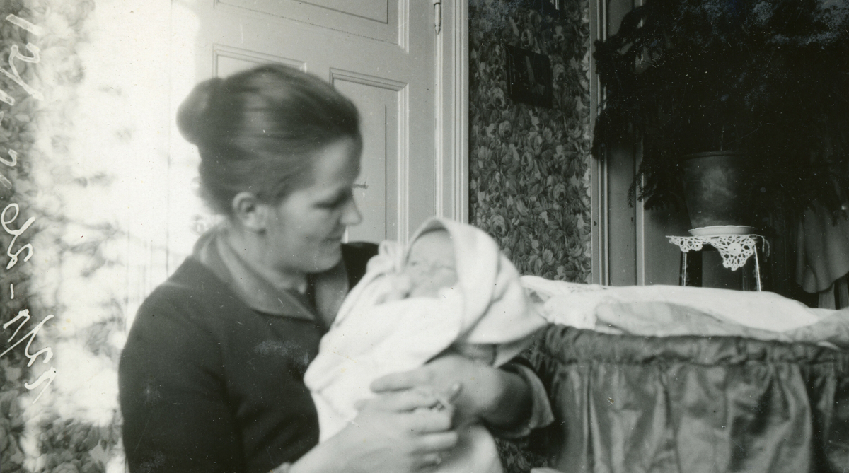 Ulike bilde av Astrid Margrethe Terjesen med dotter Tordis.  Alle bilda er frå Tordis var spebarn og lita jente.  