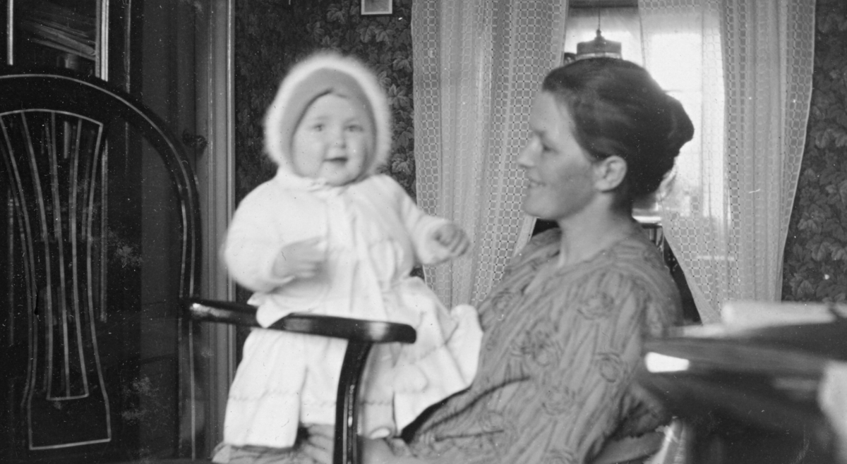 Ulike bilde av Astrid Margrethe Terjesen med dotter Tordis.  Alle bilda er frå Tordis var spebarn og lita jente.  