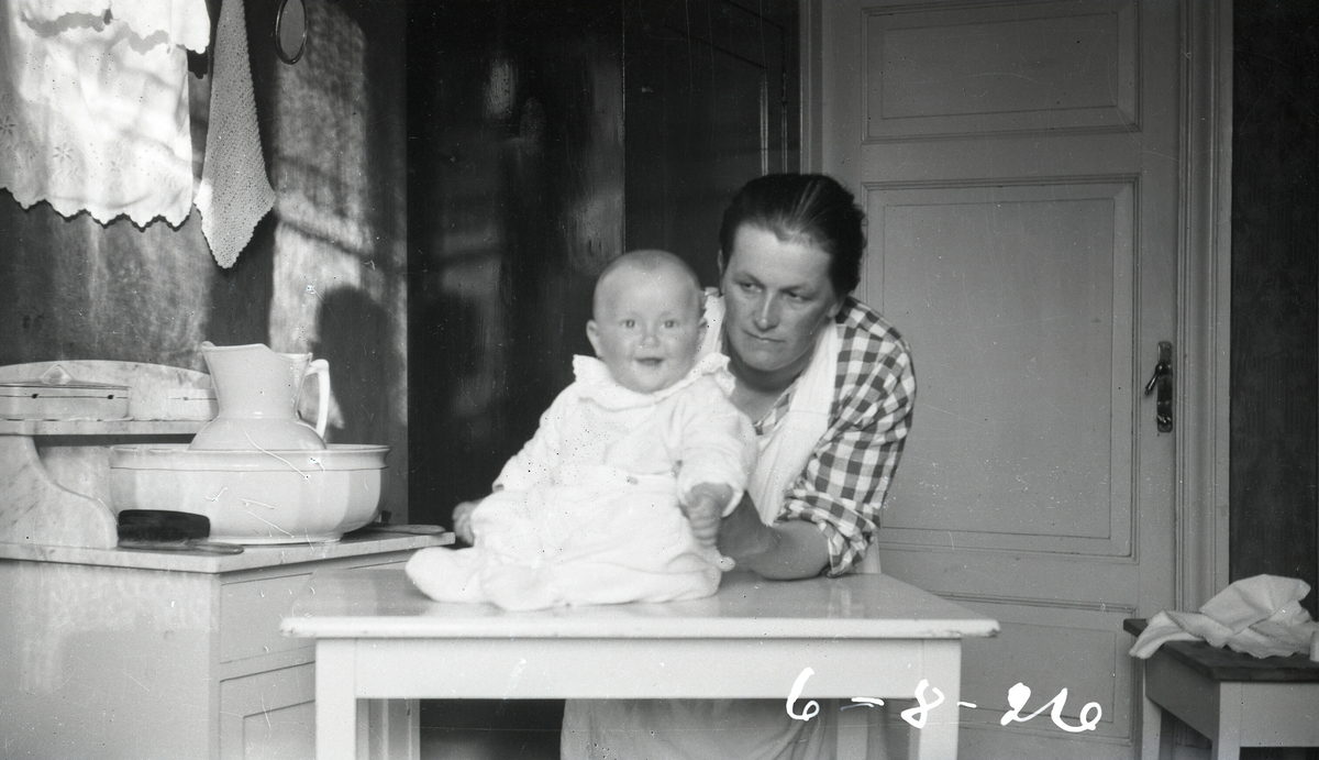 Ulike bilde av Astrid Margrethe Terjesen med dotter Tordis.  Alle bilda er frå Tordis var spebarn og lita jente.  