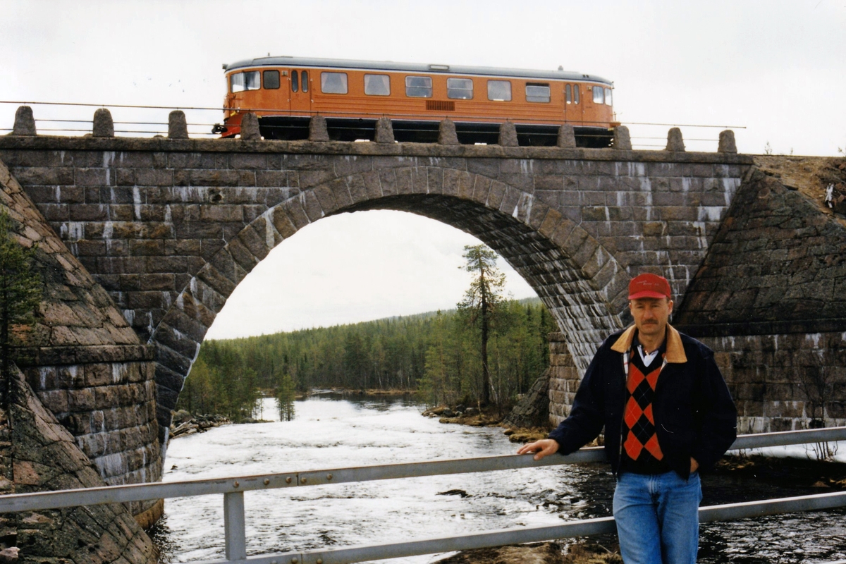 Arméns Underhållsskola, US, på informationsresa längs Inlandsbanan i juni 1996. Gammal stenvalvbro strax innan Harsprångets kraftstation. Bengt Aldén.