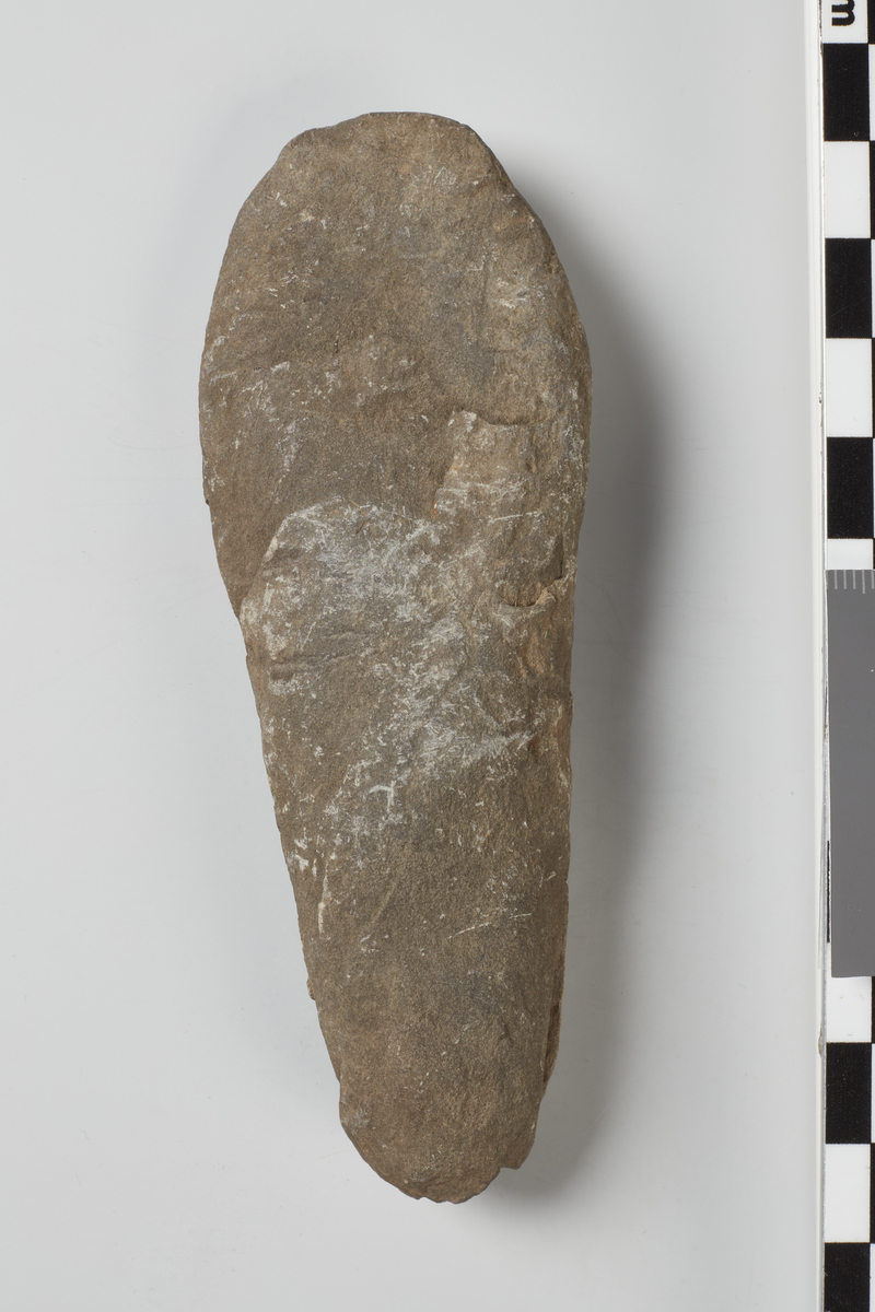 3 Meisler eller Øxer af Sten af Typen NO. 4 eller Afb. fig. 2 i denne Aarsberetning, smaa; to af dem, som ere fuldstændige, ere 11,5 cm. lange. (13253).