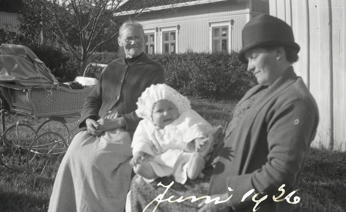 Astrid Terjesen med dotter Tordis i 1926.  Kvinna t.v. er uidentifisert.