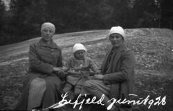 Tordis og mor Astrid Terjesen på Lifjell i 1928.