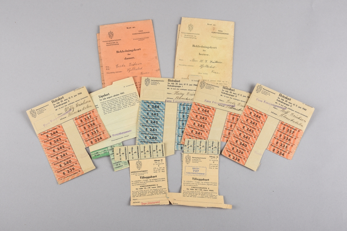 Ei samling av ni rasjoneringskort frå perioden 1941 - 1944. Korta gjev rasjonar på matvarer, såpe samt herre- og kvinneklede. Rasjoneringskorta er brukt av.