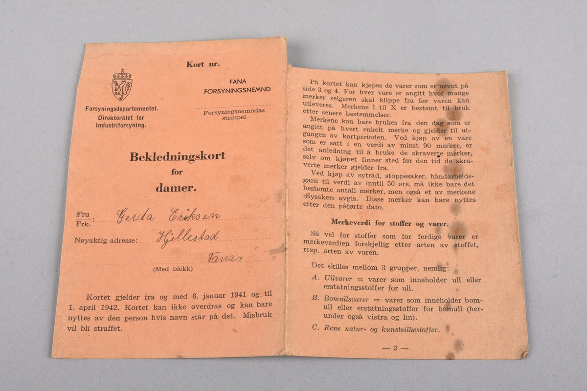 Ei samling av ni rasjoneringskort frå perioden 1941 - 1944. Korta gjev rasjonar på matvarer, såpe samt herre- og kvinneklede. Rasjoneringskorta er brukt av.