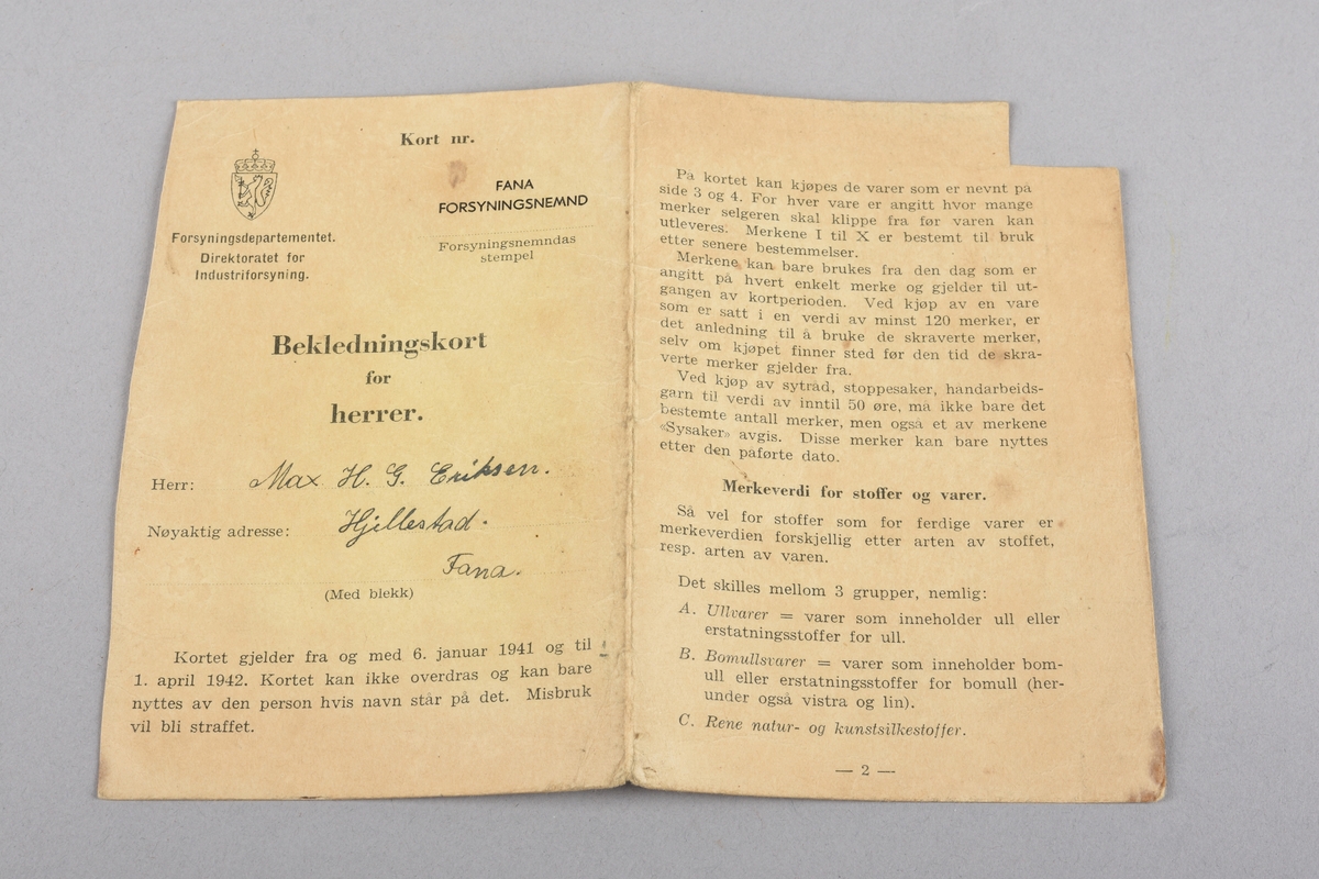 Ei samling av ni rasjoneringskort frå perioden 1941 - 1944. Korta gjev rasjonar på matvarer, såpe samt herre- og kvinneklede. Rasjoneringskorta er brukt av.