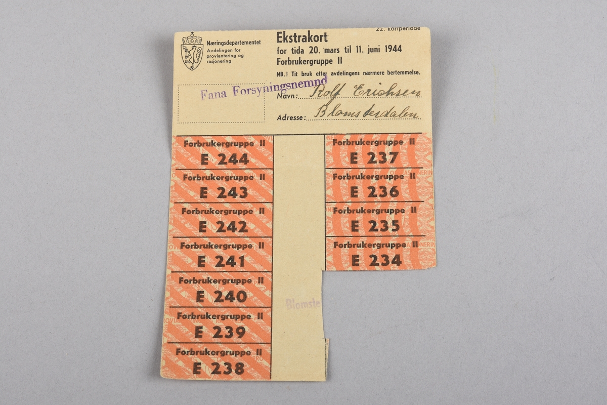 Ei samling av ni rasjoneringskort frå perioden 1941 - 1944. Korta gjev rasjonar på matvarer, såpe samt herre- og kvinneklede. Rasjoneringskorta er brukt av.